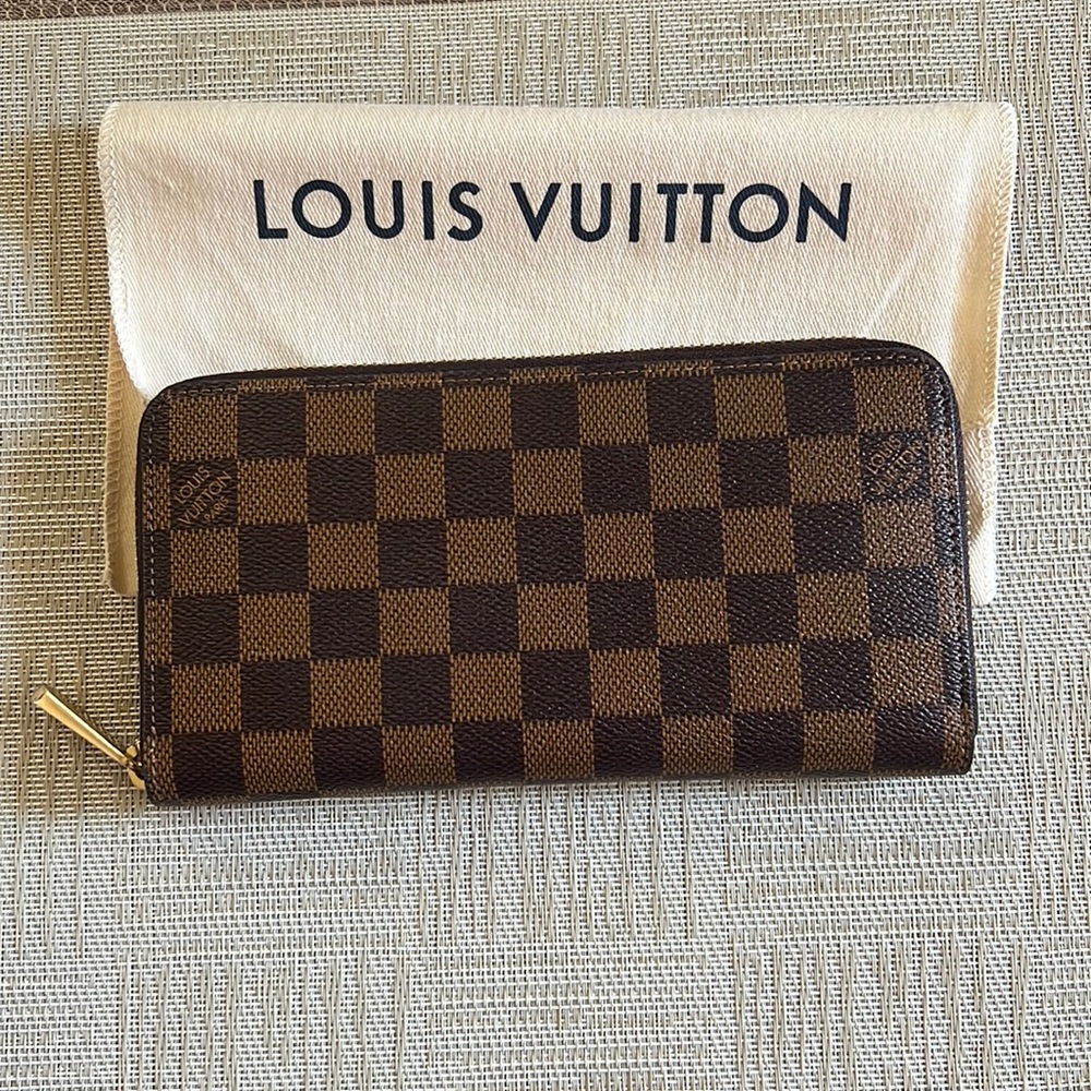 Louis Vuitton Zippy Wallet - Excellent used condition. AR0048